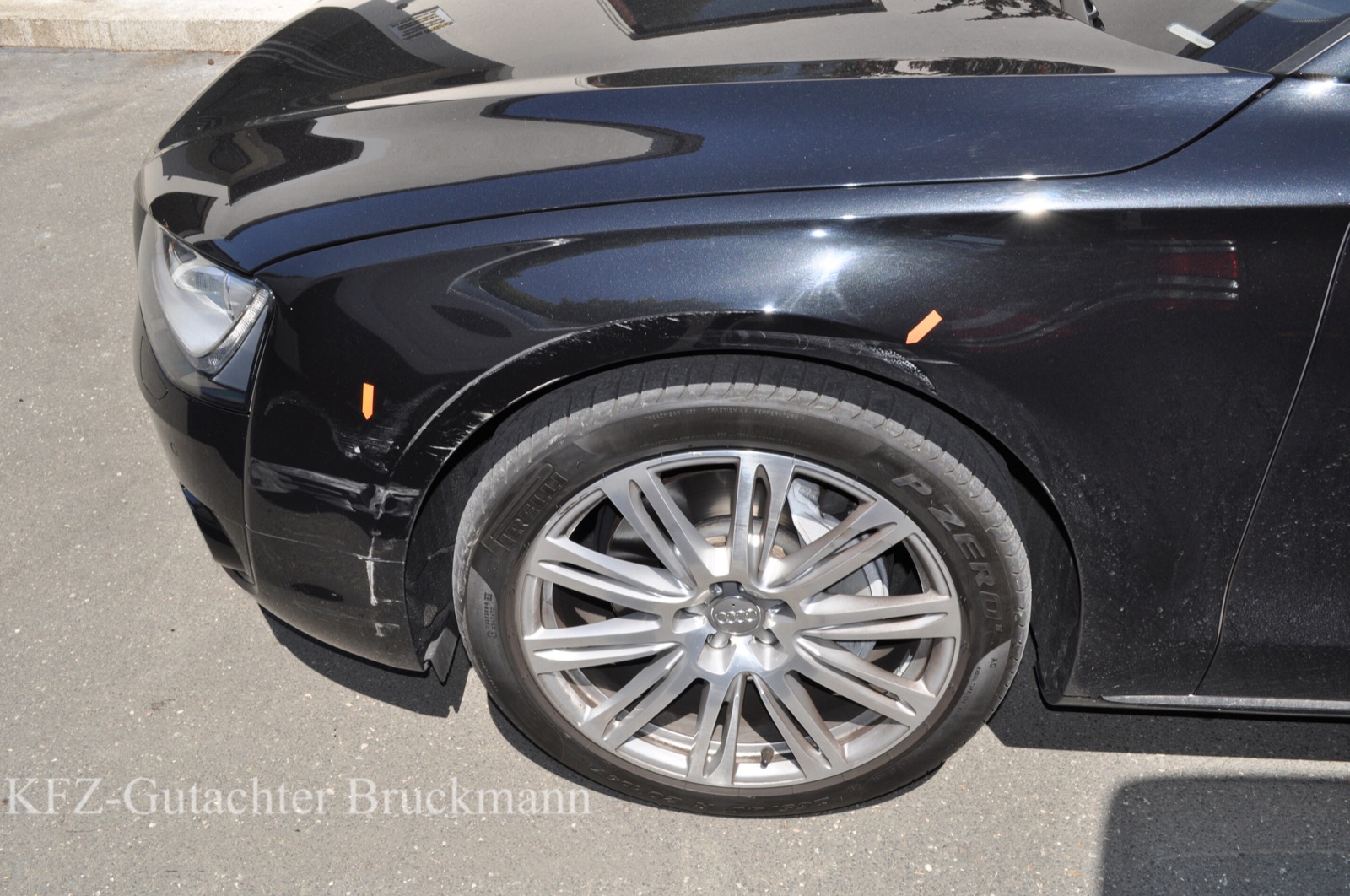Kotflügelschaden an einem Audi bei der Schadendokumentation