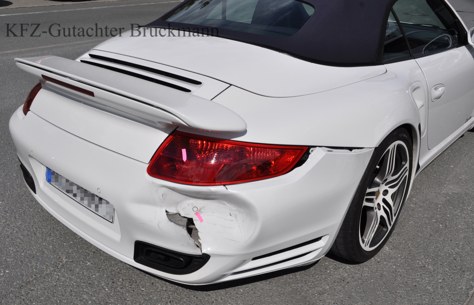 Heckschaden an einem Porsche als Gutachtenfoto